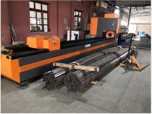 Monter l'ancrage de poteau carré